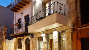 Suite Junior, 1 Tempat Tidur King, pemandangan halaman | Bagian depan properti