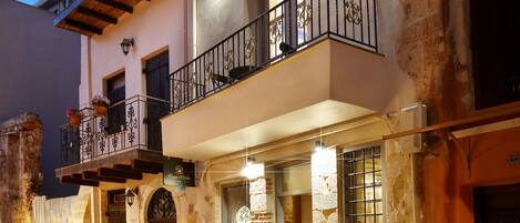 Junior Suite, 1 King Bed, Courtyard View | Front of property