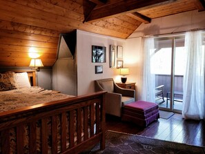 2 bedrooms, Internet, bed sheets - Village Escape with Cozy Loft, 3 Suites & Patio (Sunriver)