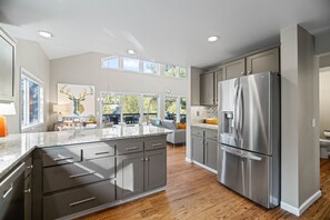 Fridge, microwave, oven, stovetop - Sunriver Comfort with Family Layout & Prime Location (Sunriver)