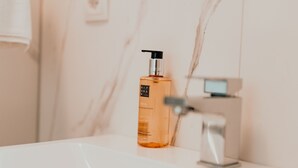 Suite, balkong | Baderomsfasiliteter