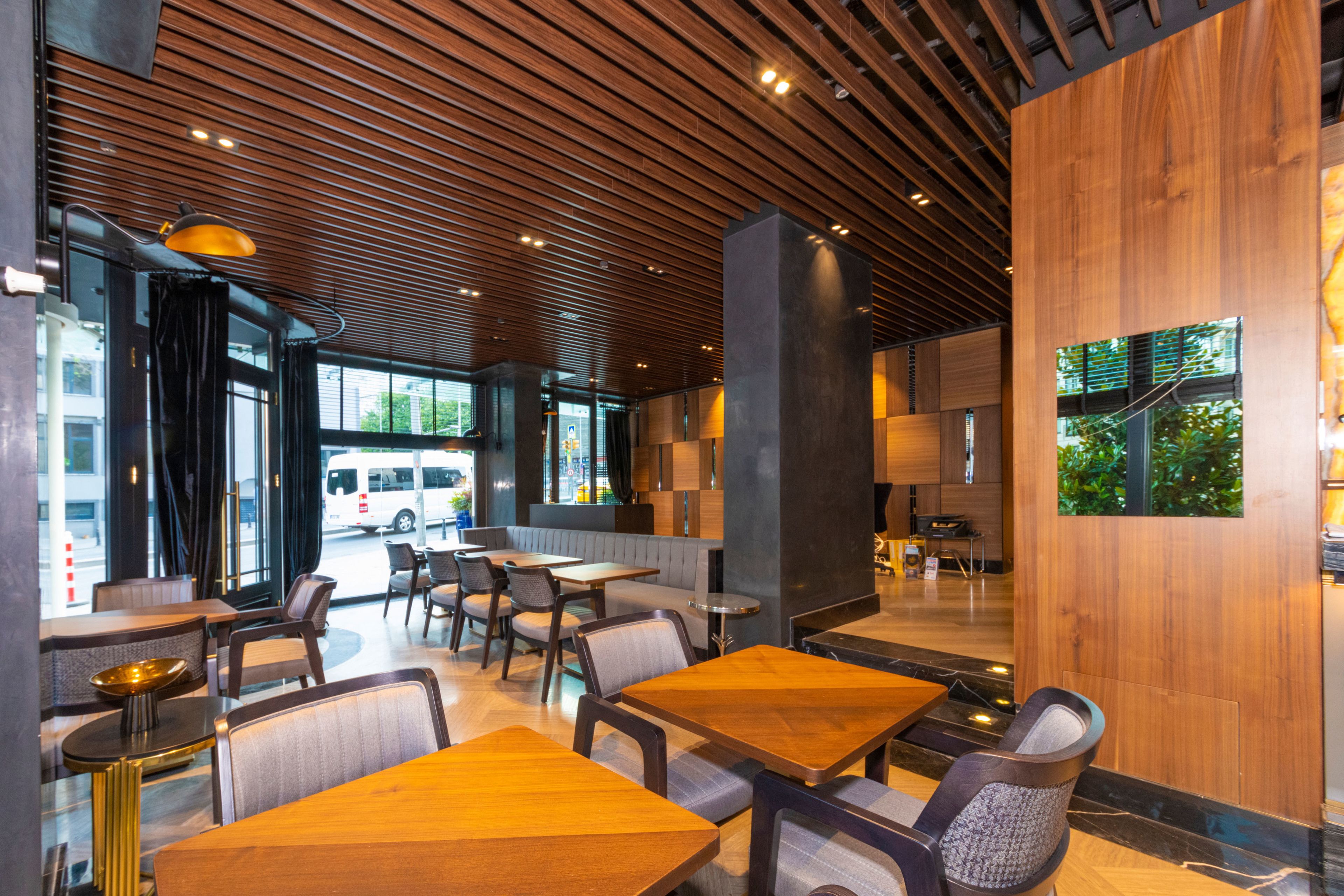 Lobby-lounge