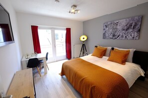 A bedroom with a bed, a desk, and a chair. - City Centre Residence (Amsterdam)