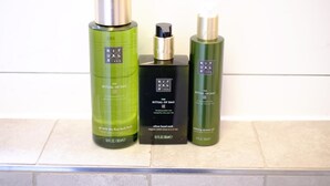 Tres botellas de productos Ritual de Dao sobre una superficie de baldosas.