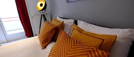 Suite | Luxe beddengoed, donsdekens, een bureau, geluiddichte muren