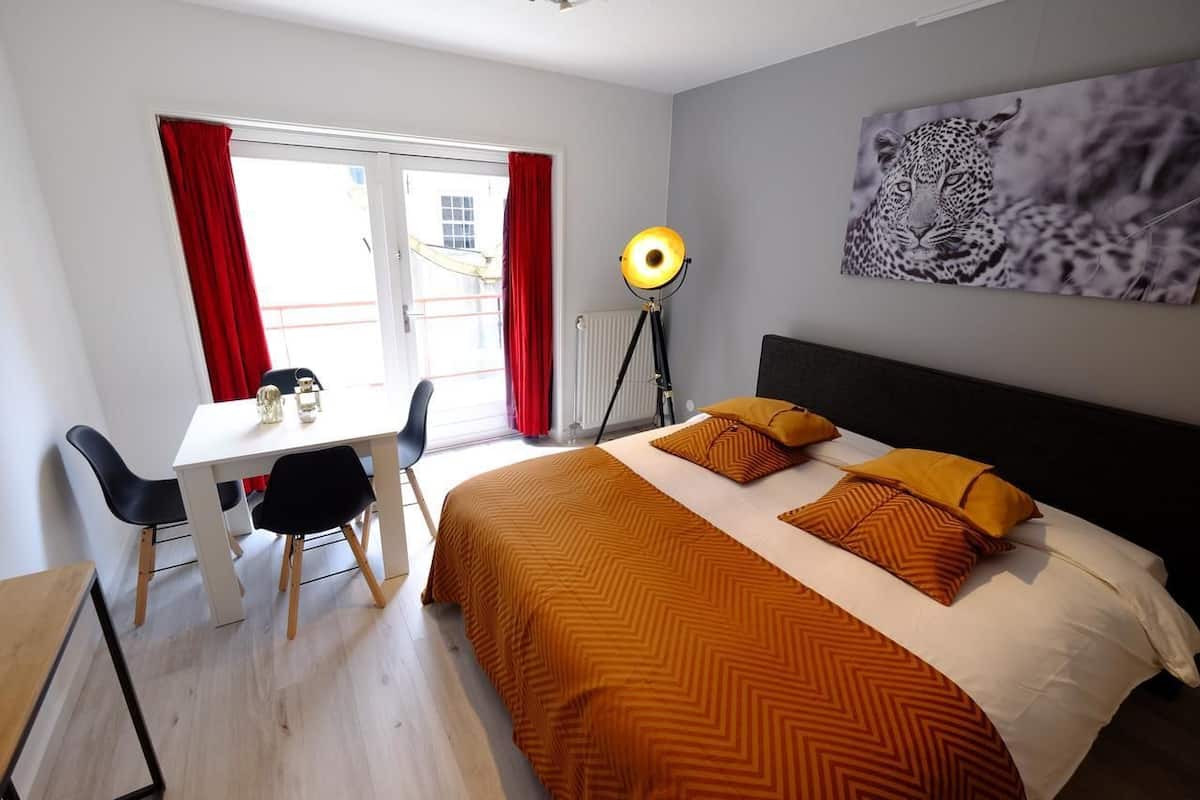 Suite | Luxe beddengoed, donzen dekbedden, een bureau, geluiddichte muren