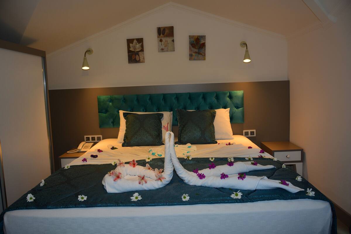 comfort room, mountain view | 1 bedroom, minibar, in-room safe, desk