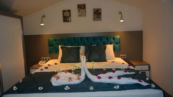 Chambre Confort, vue montagne | 1 chambre, minibar, coffres-forts dans les chambres, bureau