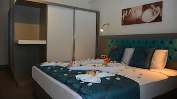 Comfort Room, Mountain View | 1 bedroom, minibar, in-room safe, desk