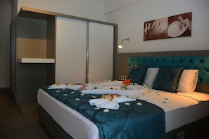 Comfort Room, Mountain View | 1 bedroom, minibar, in-room safe, desk