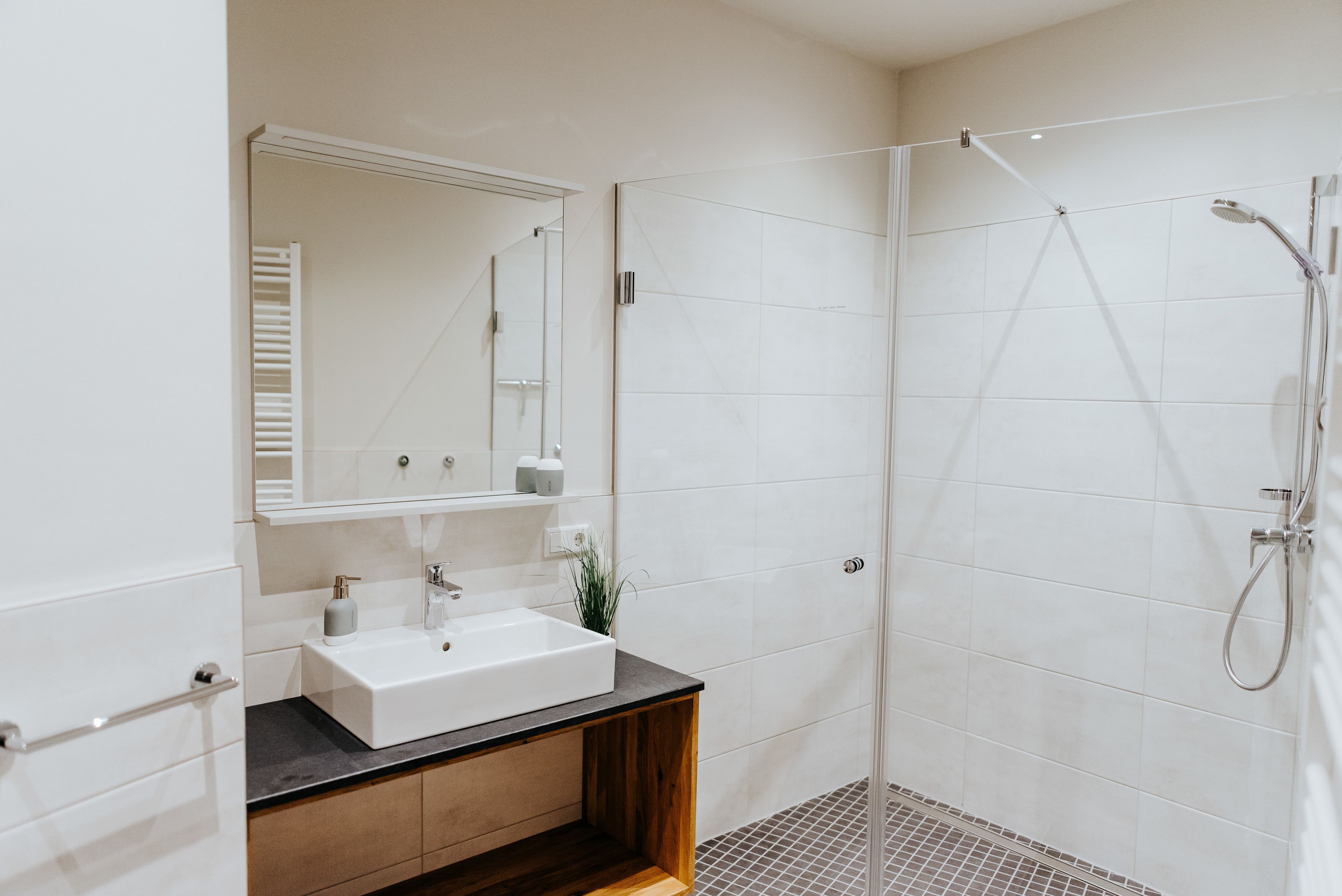 Apartment, eigenes Bad, Gartenblick | Badezimmer
