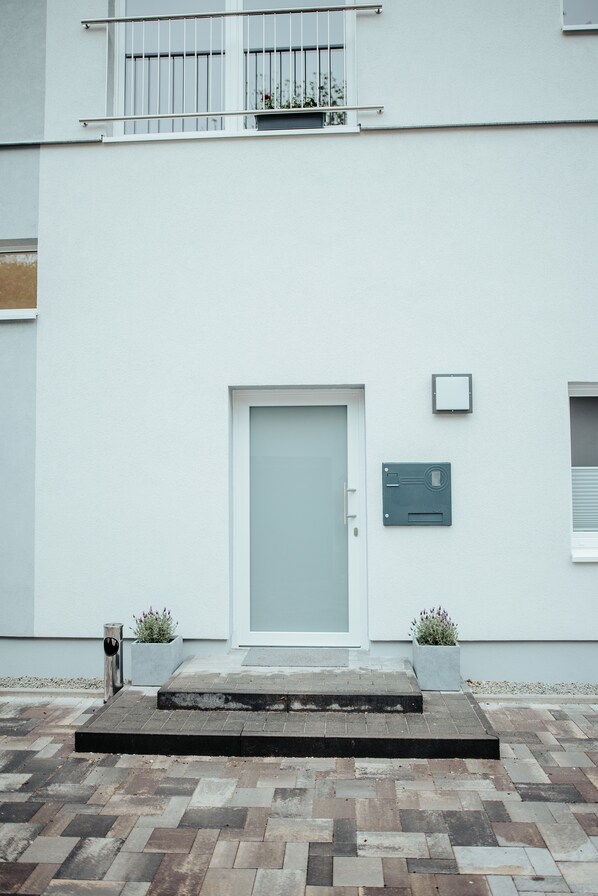 A modern building with a white facade, a glass door, and a small balcony. - Gerberhof (Erfurt)