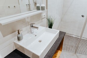 Apartamento, banheiro privativo, vista para o jardim | Banheiro