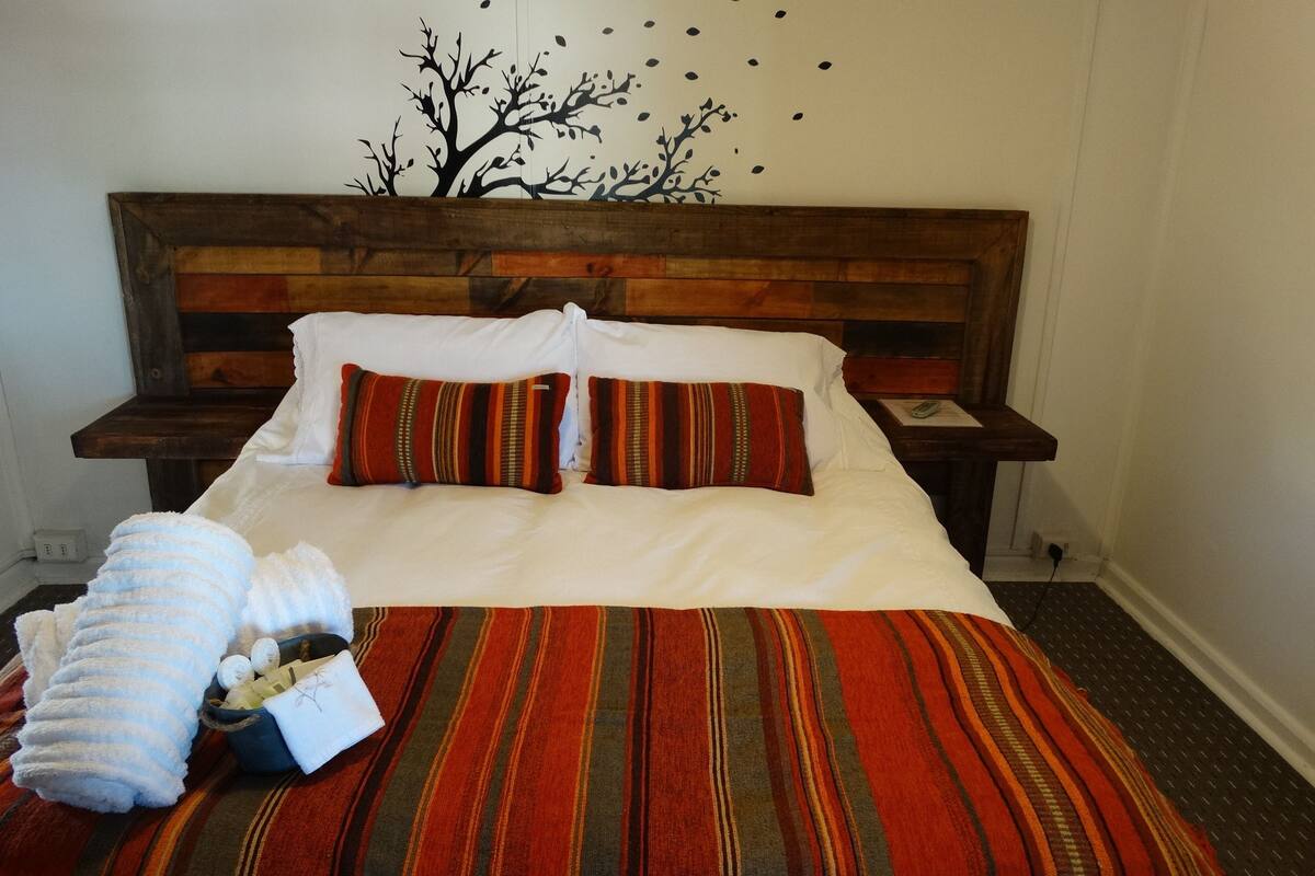 Comfort Suite, 1 Queen Bed, Private Bathroom | Blackout drapes, WiFi (free), individually decorated