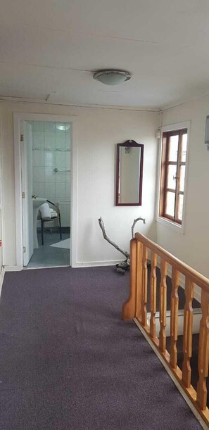 舒适双床房 | 起居区 | 电视