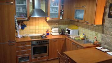 Lemari es besar, microwave, oven, dan kompor