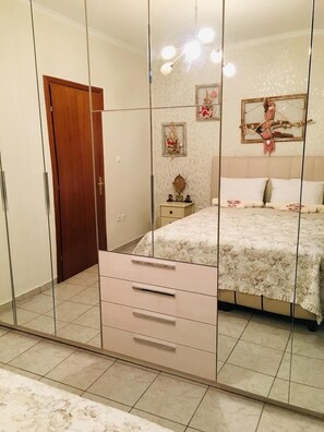 Ferienhaus, 3 Schlafzimmer, Gartenblick (2) | 3 Schlafzimmer, schallisolierte Zimmer, Bügeleisen/Bügelbrett