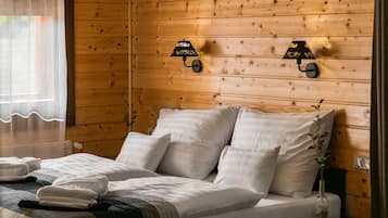 Superior Room, 1 Queen Bed, Valley View | Hypo-allergenic bedding, in-room safe, desk, laptop workspace