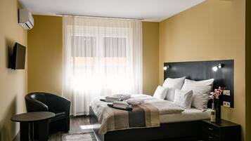 Comfort Room, Valley View | Hypo-allergenic bedding, in-room safe, desk, laptop workspace