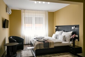 Rom – comfort, dalutsikt | Allergitestet sengetøy, safe på rommet og skrivebord