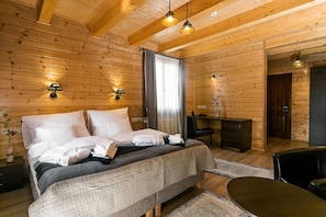 Superior Room, 1 Queen Bed, Valley View | Hypo-allergenic bedding, in-room safe, desk, laptop workspace