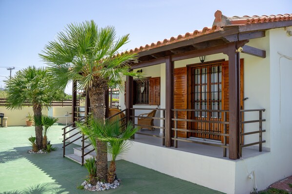 Exterior - Private pool, family-friendly. (Θεολόγος)