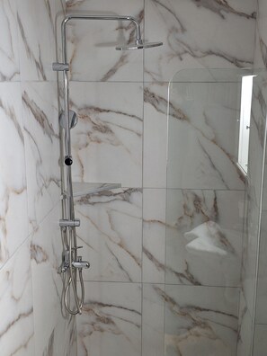 Rainfall showerhead, hair dryer, towels, soap - New Panorama Apartments (ELECTRIC CAR CHARGING STATION) (North Kynouria)