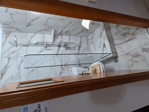 Apartamento, 2 habitaciones, balcón, vistas al jardín | Baño | Cabezal de ducha tipo lluvia, secador de pelo, toallas y jabón