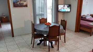 Apartment, 2 Bedrooms, Balcony, Garden View | Living area