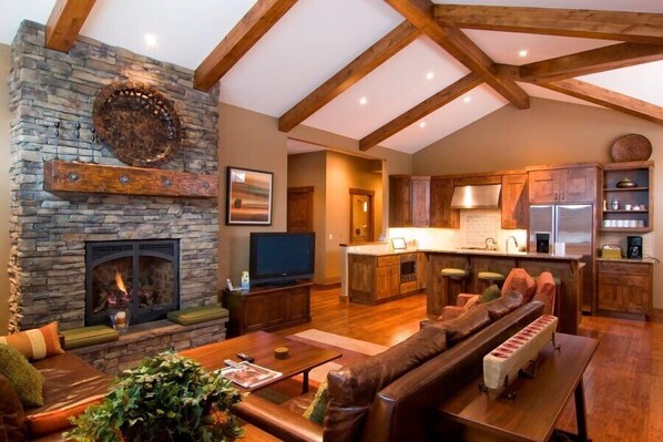 تلفزيون، مدفأة، مشغل دي في دي