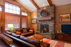 TV, fireplace, DVD player - Caldera Escape with Access to Exclusive Golf (Bend)
