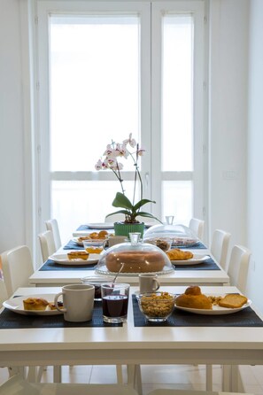 Free daily buffet breakfast