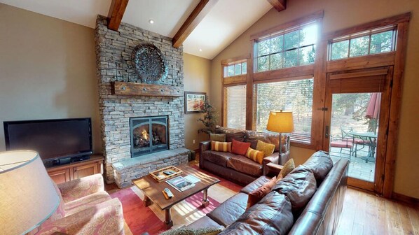 Fernseher, Kamin, DVD-Player