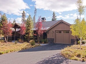 Exterior - Lake View Cabin with Access to Exclusive Golf (Bend)