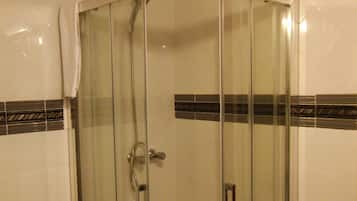 Studio Standard, vue partielle sur la mer | Salle de bain | Douche, articles de toilette gratuits, sèche-cheveux