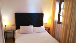 Standard-studio, osittainen merinäköala | Tallelokero huoneessa, pimennysverhot, silitysrauta/-lauta