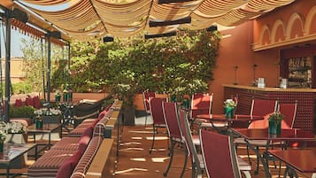 3 Bars/Lounges