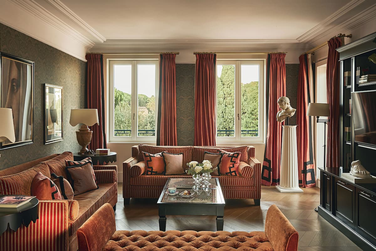 Ylelliset vuodevaatteet, minibaari, tallelokero huoneessa