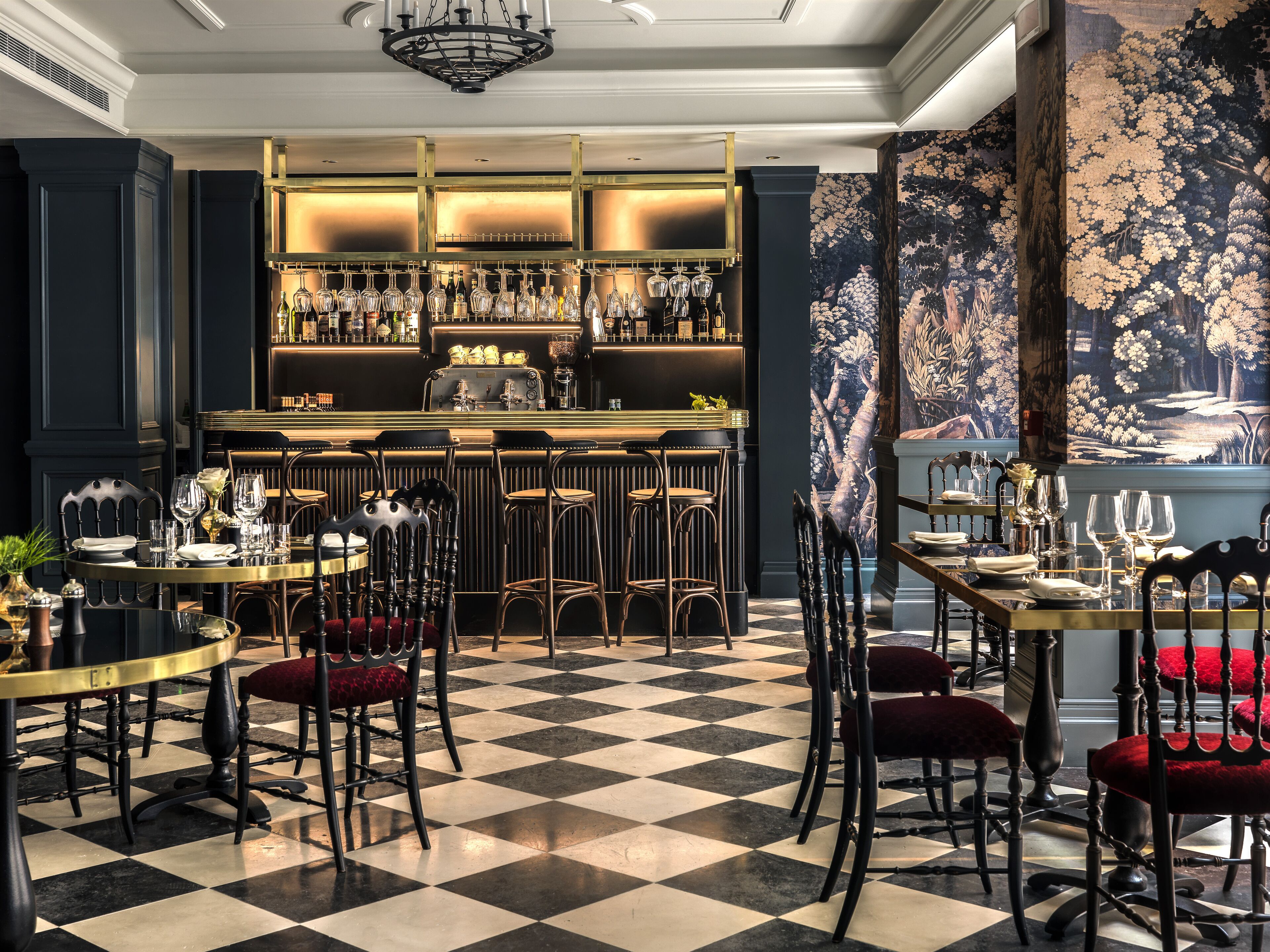 3 restaurants, breakfast, lunch, dinner served; italian cuisine