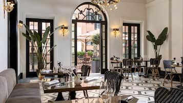 El desayuno cuesta 42 EUR por persona