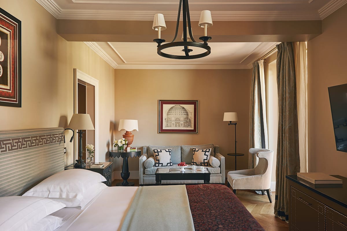 Ylelliset vuodevaatteet, minibaari, tallelokero huoneessa