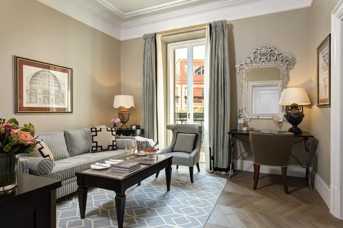 Phòng Suite Deluxe | Bộ đồ giường cao cấp, minibar, két bảo mật tại phòng