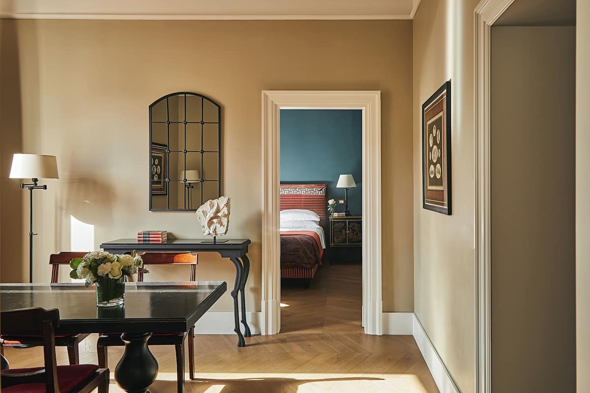 Grand-sviitti, terassi | Ylelliset vuodevaatteet, minibaari, tallelokero huoneessa