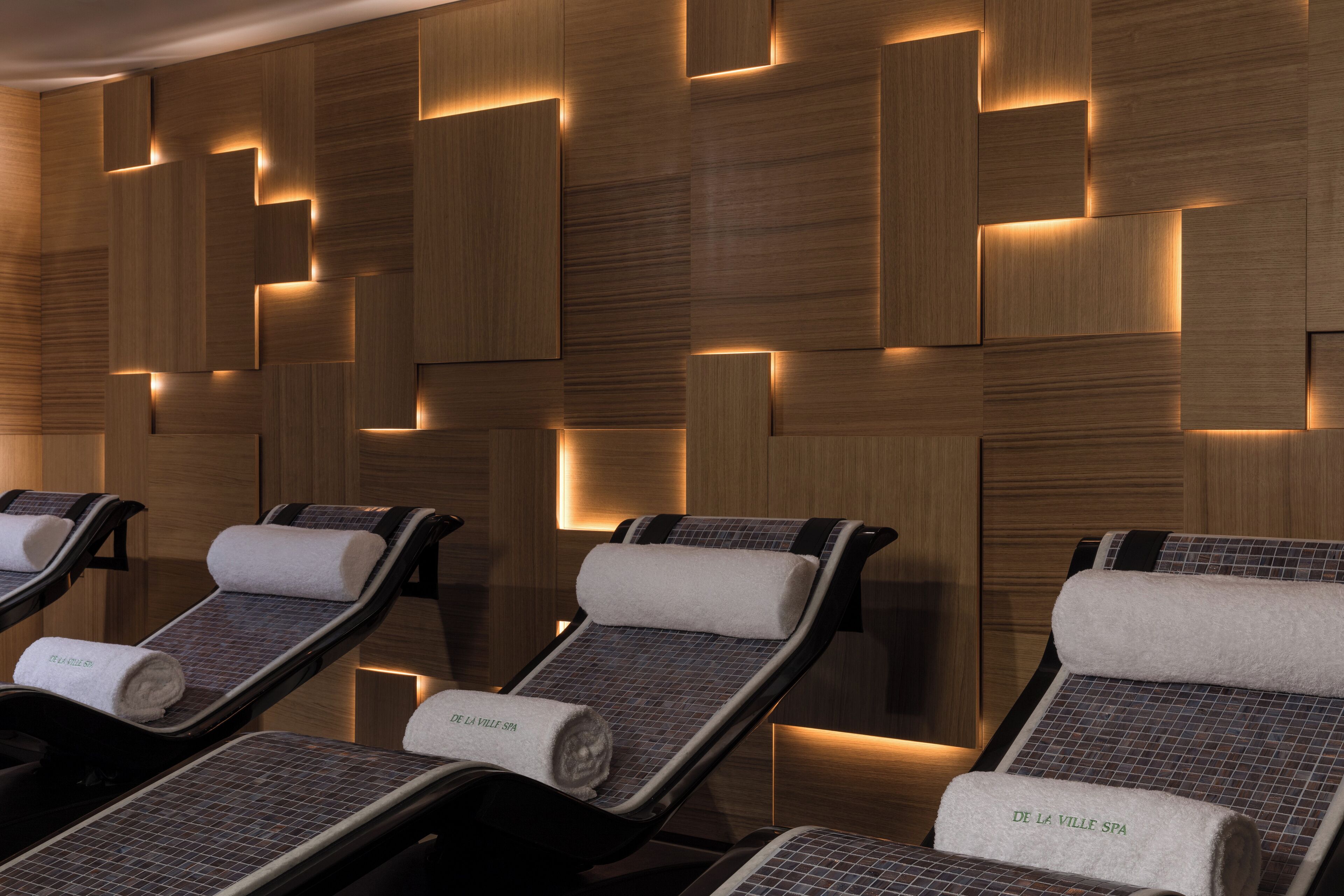 Salas de tratamiento para parejas, un sauna, una bañera de hidromasaje