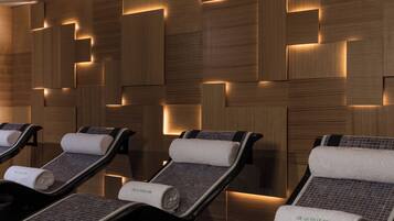 Couples treatment room(s), sauna, hot tub, steam room