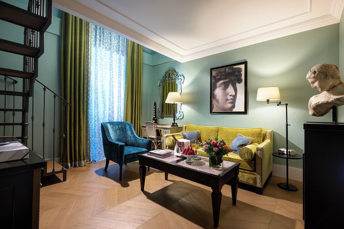 Superior-huone (2 Floor) | Oleskelualue | Taulutelevisio