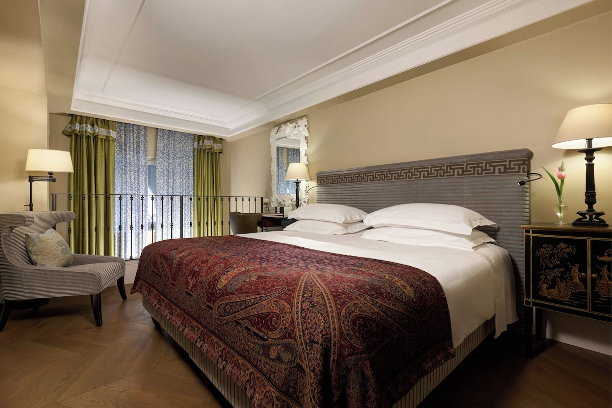 Premium bedding, minibar, in-room safe, desk