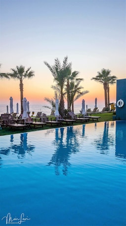 Una piscina techada, una piscina al aire libre