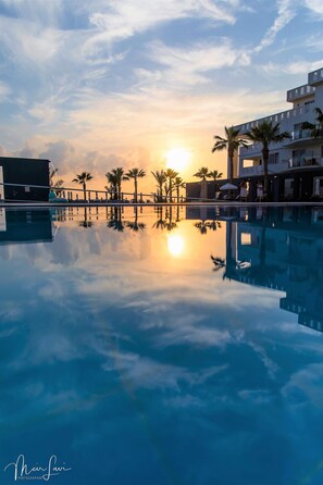 สระว่ายน้ำในร่ม, สระว่ายน้ำกลางแจ้ง