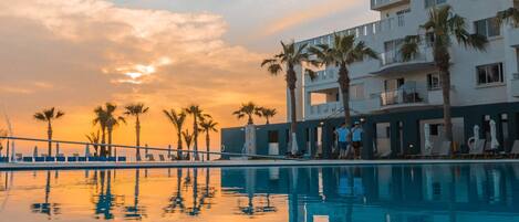 Inomhuspool och utomhuspool